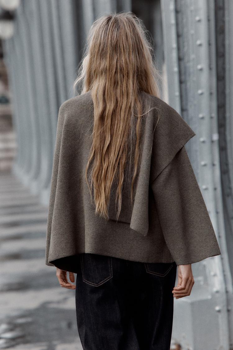MANTEAU COURT EN MAILLE AVEC ÉCHARPE INTÉGRÉE